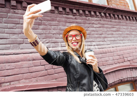 Girl visiting tourist attractions Girl visiting tourist attractions 47339603