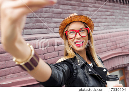 Girl visiting tourist attractions 47339604