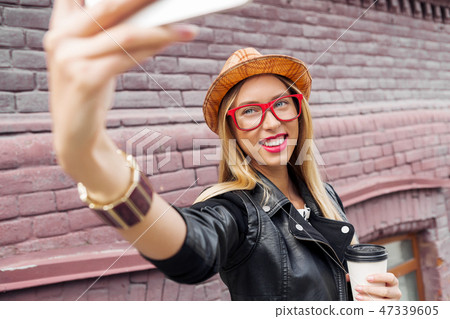 Girl visiting tourist attractions Girl visiting tourist attractions 47339605
