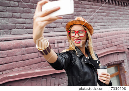 Girl visiting tourist attractions 47339608