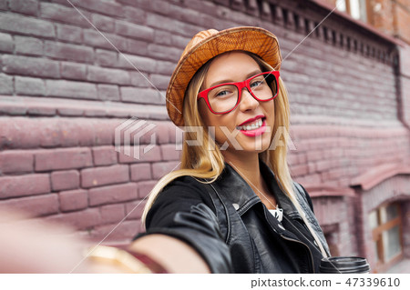 Girl visiting tourist attractions Girl visiting tourist attractions 47339610