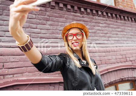 Girl visiting tourist attractions Girl visiting tourist attractions 47339611