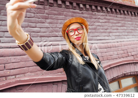 Girl visiting tourist attractions 47339612