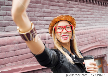 Girl visiting tourist attractions 47339613