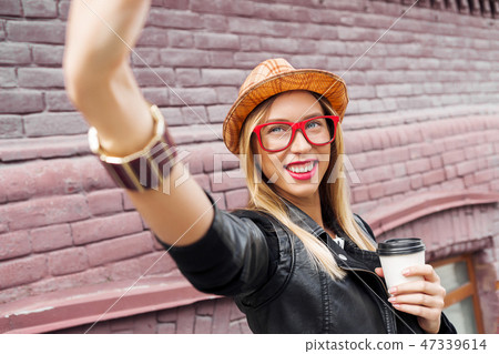 Girl visiting tourist attractions Girl visiting tourist attractions 47339614