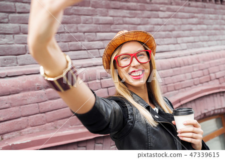 Girl visiting tourist attractions Girl visiting tourist attractions 47339615