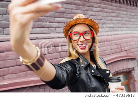 Girl visiting tourist attractions Girl visiting tourist attractions 47339618