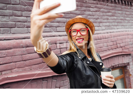Girl visiting tourist attractions Girl visiting tourist attractions 47339620