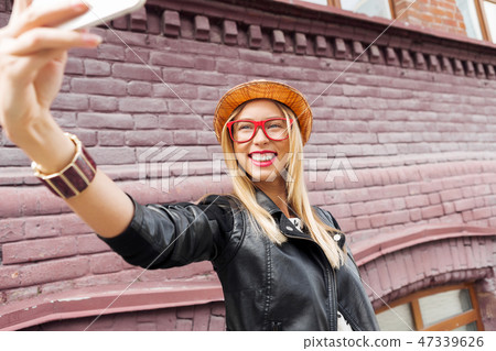 Girl visiting tourist attractions 47339626