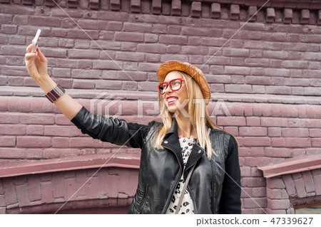 Girl visiting tourist attractions Girl visiting tourist attractions 47339627