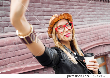 Girl visiting tourist attractions Girl visiting tourist attractions 47339629