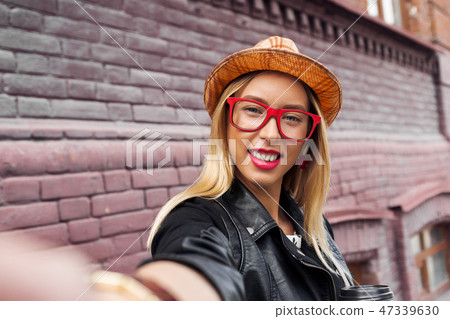 Girl visiting tourist attractions Girl visiting tourist attractions 47339630
