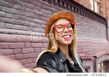 Girl visiting tourist attractions Girl visiting tourist attractions 47339631