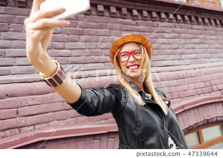 Girl visiting tourist attractions 47339644