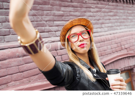 Girl visiting tourist attractions 47339646