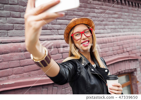 Girl visiting tourist attractions Girl visiting tourist attractions 47339650