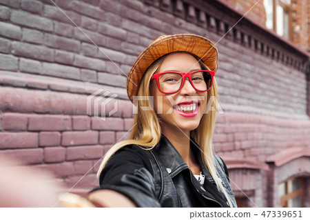 Girl visiting tourist attractions 47339651