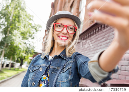 Girl visiting tourist attractions 47339739