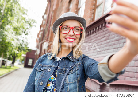 Girl visiting tourist attractions 47339804