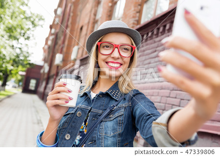 Girl visiting tourist attractions Girl visiting tourist attractions 47339806