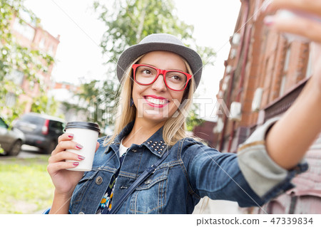 Girl visiting tourist attractions Girl visiting tourist attractions 47339834