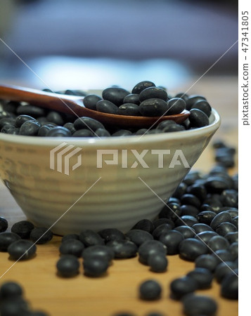 在碗的黑豆 47341805