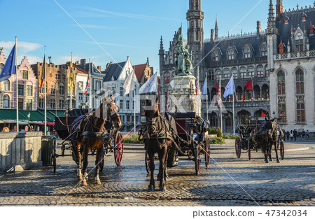 Horse cart in beautiful Bruges town, Belgium Horse cart in beautiful Bruges town, Belgium 47342034