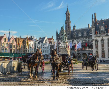 Horse cart in beautiful Bruges town, Belgium Horse cart in beautiful Bruges town, Belgium 47342035