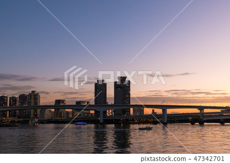 (東京 - 都市風景)在日落11的Odaiba方向的風景 (東京 - 都市風景)在日落11的Odaiba方向的風景 47342701