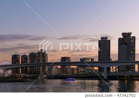 (東京 - 都市風景)在日落10的Odaiba方向的風景 (東京 - 都市風景)在日落10的Odaiba方向的風景 47342702