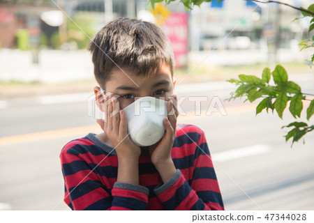 Little boy using Dust Respirator Folding Protect Little boy using Dust Respirator Folding Protect 47344028