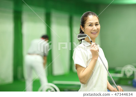 男人和女人練習高爾夫 47344634