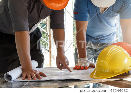 Engineer discussing with foreman about project Engineer discussing with foreman about project 47344682