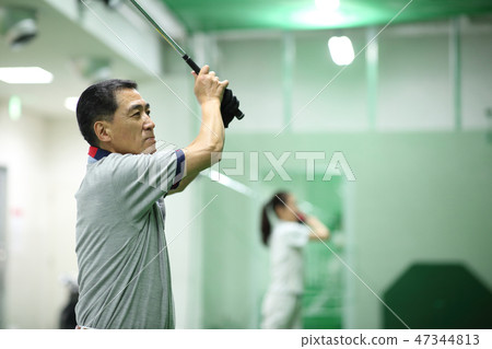 男人和女人練習高爾夫 男人和女人練習高爾夫 47344813