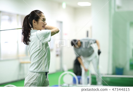 男人和女人練習高爾夫 男人和女人練習高爾夫 47344815