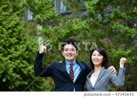 Businessmen and businesswomen 47345643
