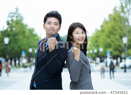Businessmen and businesswomen 47345652