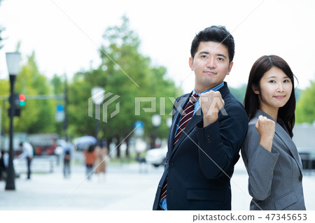 Businessmen and businesswomen 47345653