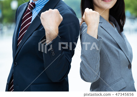 Businessmen and businesswomen 47345656