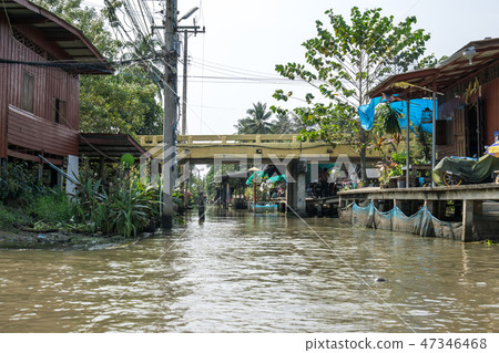 Damnoen Saduak houses by the canal 47346468
