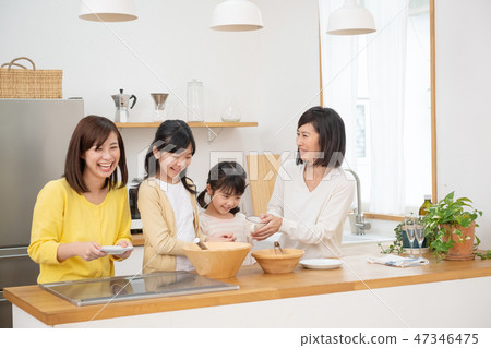 3代女性父母和孩子家庭廚房盤圖像 47346475