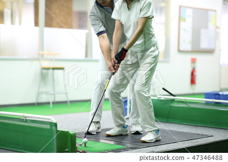 Men and women practicing golf 47346488