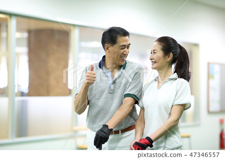 男人和女人練習高爾夫 男人和女人練習高爾夫 47346557