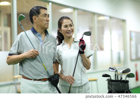 Men and women practicing golf Men and women practicing golf 47346566