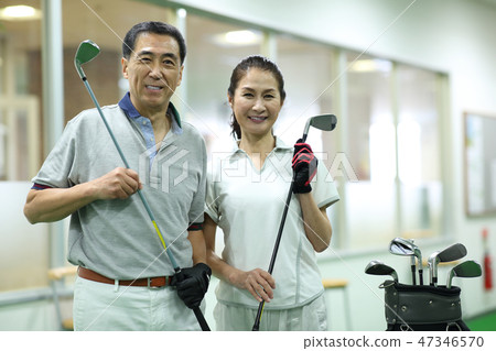 Men and women practicing golf 47346570