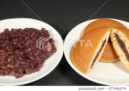 Ojagi and dorayaki Ojagi and dorayaki 47346874