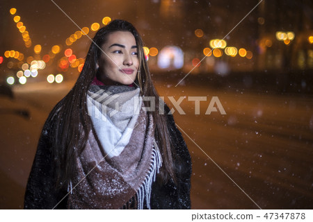 girl walks in the city 47347878