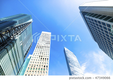 看摩天大樓的辦公室鎮的風景 看摩天大樓的辦公室鎮的風景 47349066