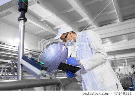 technologist controls the production of dairy products At the plant technologist controls the production of dairy products At the plant 47349151