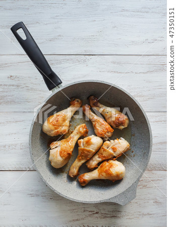 Fried chicken legs in a ceramic pan. Top view. Fried chicken legs in a ceramic pan. Top view. 47350151